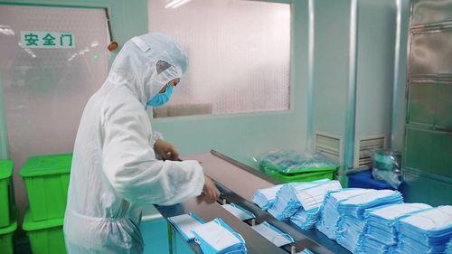 青岛 医疗用品生产企业取消休假 加班保证医用口罩供应